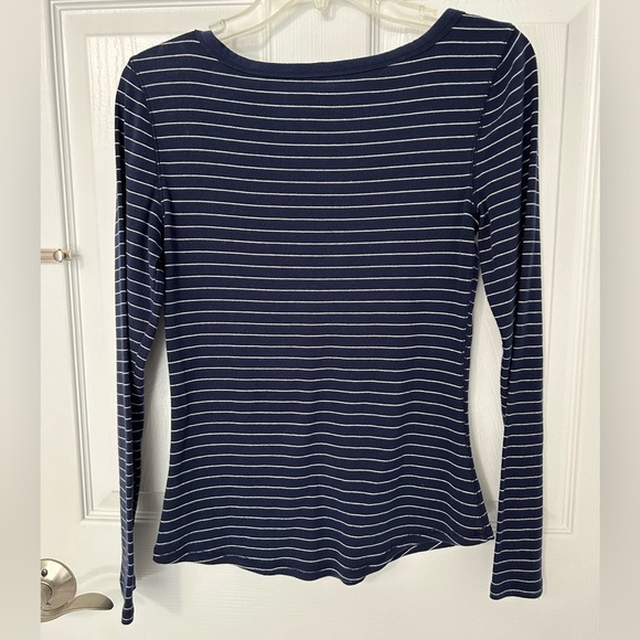 Small Old Navy Slim Fit Long Sleeve V Neck Striped Knit Top Navy and White - Picture 4 of 4